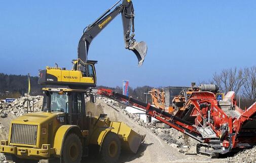 买一台二手挖掘机一年能挣多少钱,农村买一台挖掘机前景怎么样