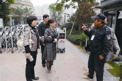 车被堵上不来挪车怎么解决,车子被堵教大家几种挪车方法