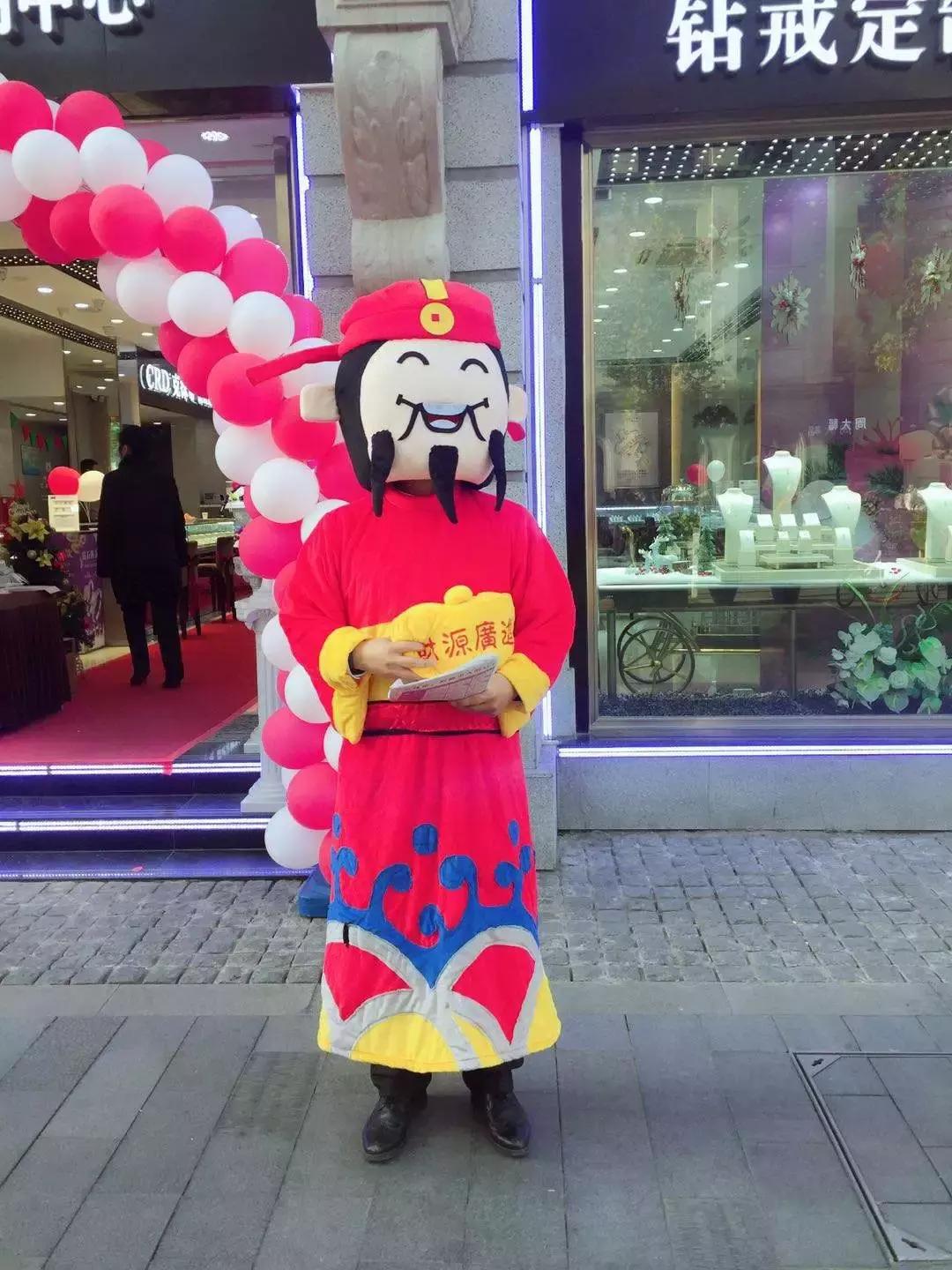 他在众目睽睽之下浪漫的单膝跪地，说“嫁给我！”