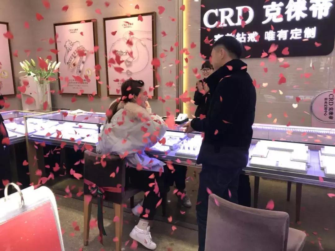 他在众目睽睽之下浪漫的单膝跪地，说“嫁给我！”