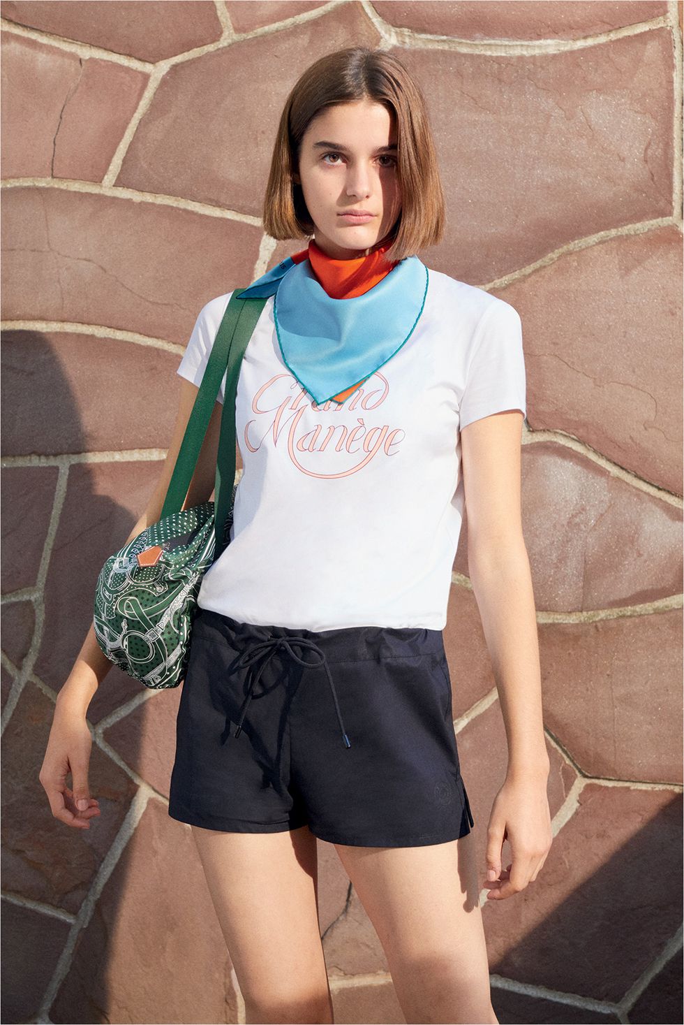 入手一条爱马仕的丝巾,超过5种以上穿搭打法,只看你会不会运用