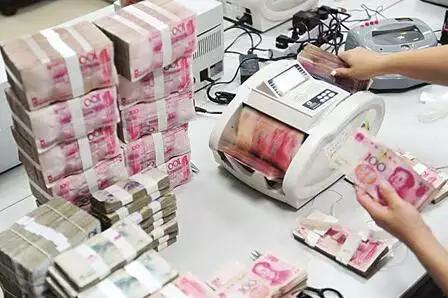 向银行贷款500万一年利息是多少呢,跟银行借5万容易吗