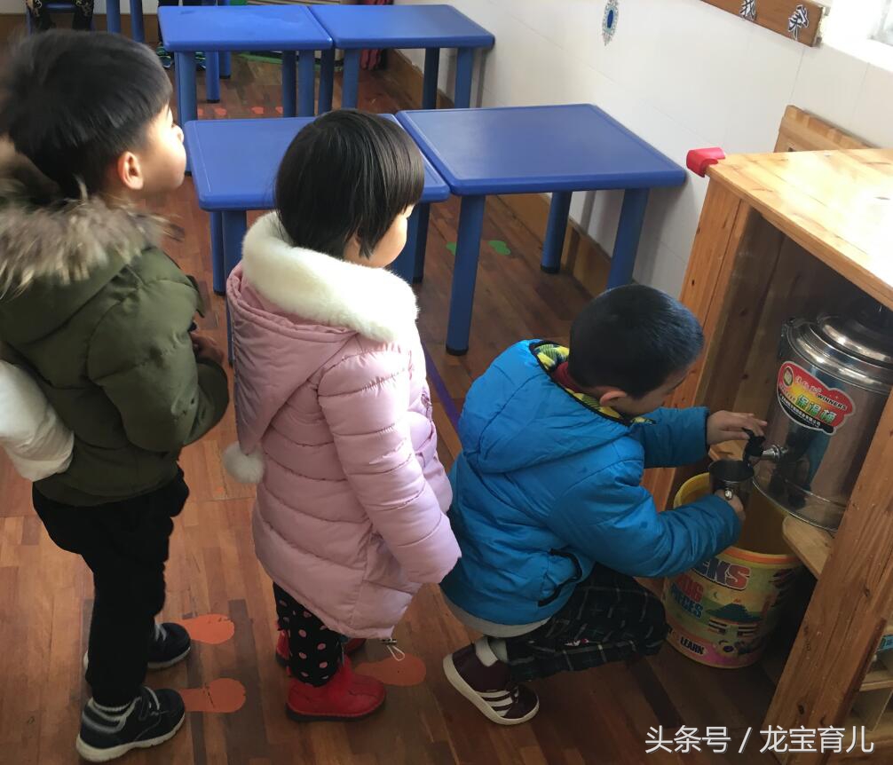 宝宝半夜口渴又不喝水怎么办,孩子不爱喝水总是口渴怎么回事