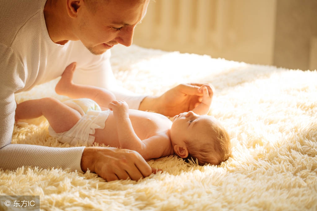 宝宝采足跟血爸爸心疼,新生儿采足跟血宝妈要跟着么