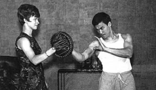 站着的霍金的照片,希拉里和霍金