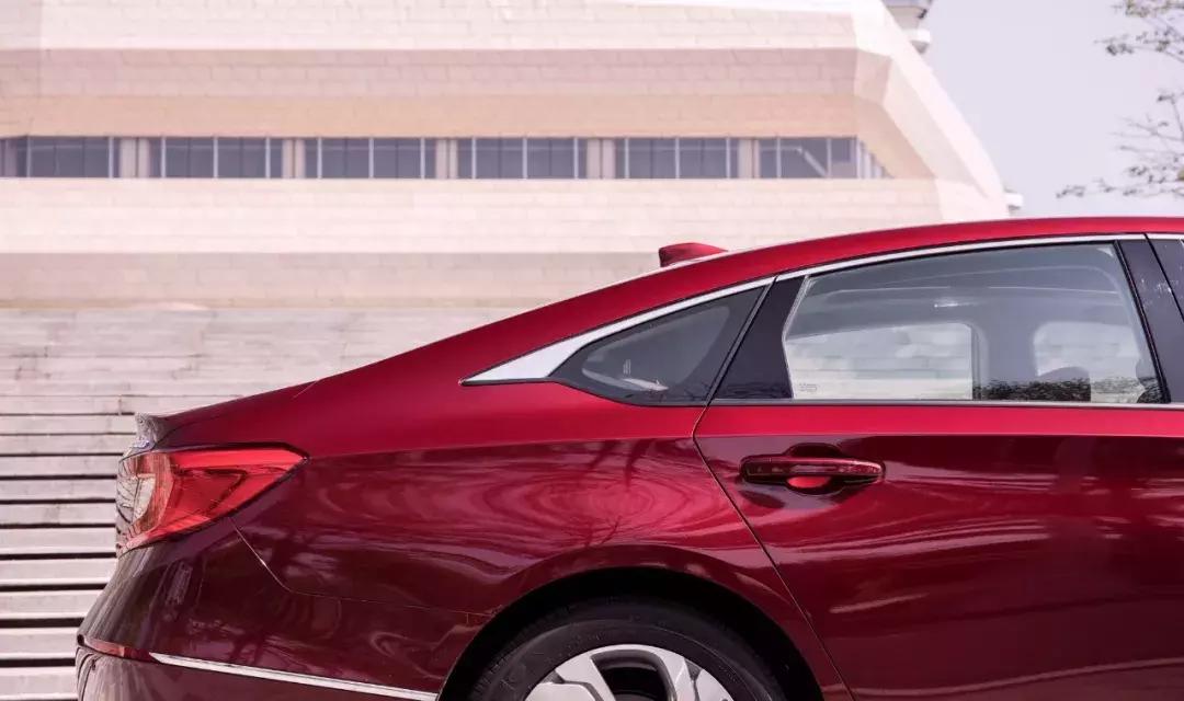 新雅阁2022款对比十代雅阁,新雅阁2022款对比十代雅阁颜值