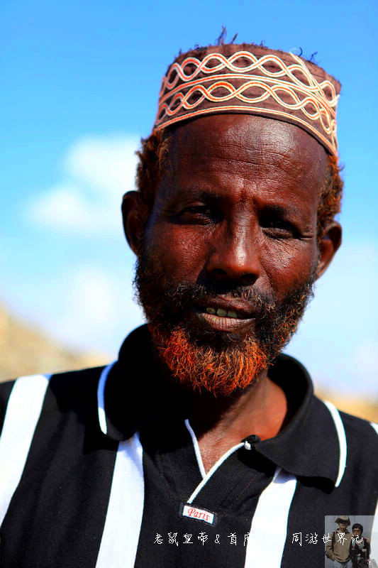 吉布提神奇的阿法人：姑娘在沙漠里放羊，男人的胡子染成红、黄色