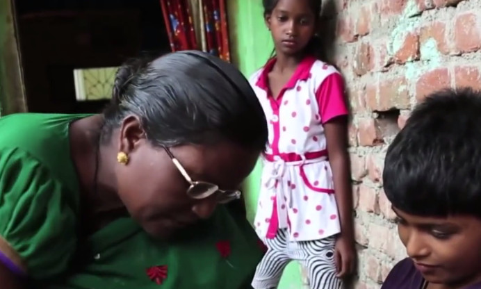 印度男子与流浪狗抢牛奶,印度男孩喝狗奶喝上瘾