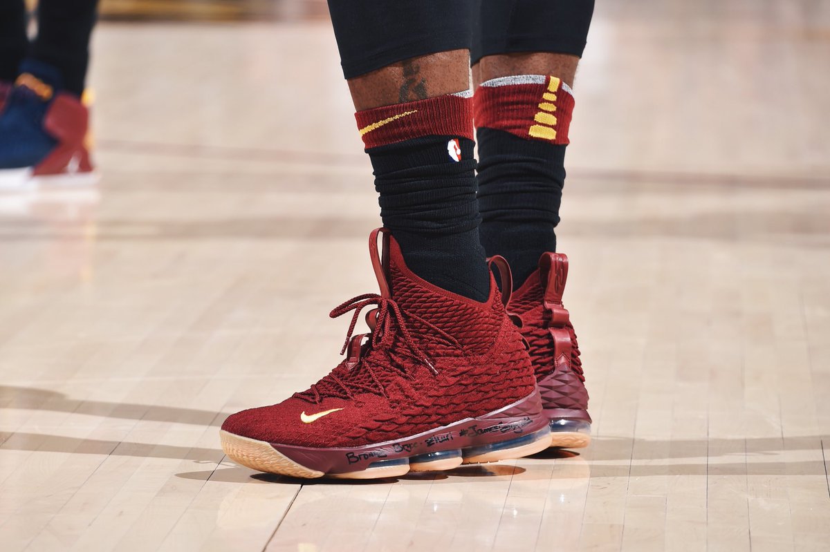 “师弟”让这双鞋在赛场上寿终正寝！IT穿这双鞋说出了湖人总…！