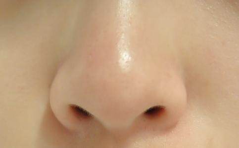 鼻子毛孔粗大挤出白色物质怎么办,鼻子上挤出白色东西去除小妙招