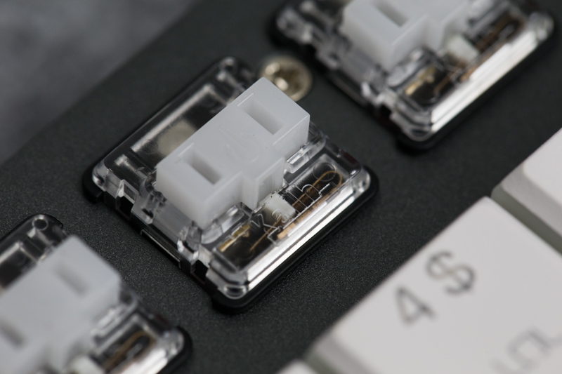 突破机械硬盘的厚度界限，做史上最薄机械键盘，而且它还有光！