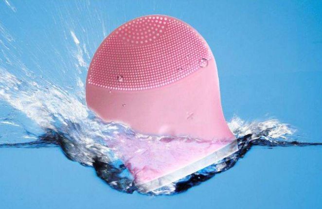 用了洗面奶脸瞬间白了,用了洁面之后脸还是油