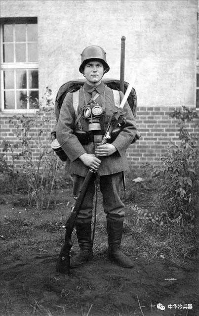 一战德*用军**的1种*刀刺**，被称为邪恶的化身，刀背这个设计太残忍