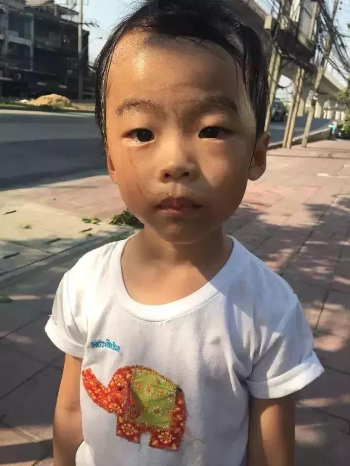 妈妈带一个不想上学的孩子捡垃圾,孩子不想上学父母带他去捡垃圾