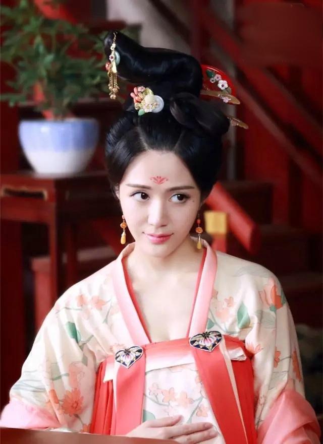 白居易讽刺权贵的诗,白居易嘲讽皇帝