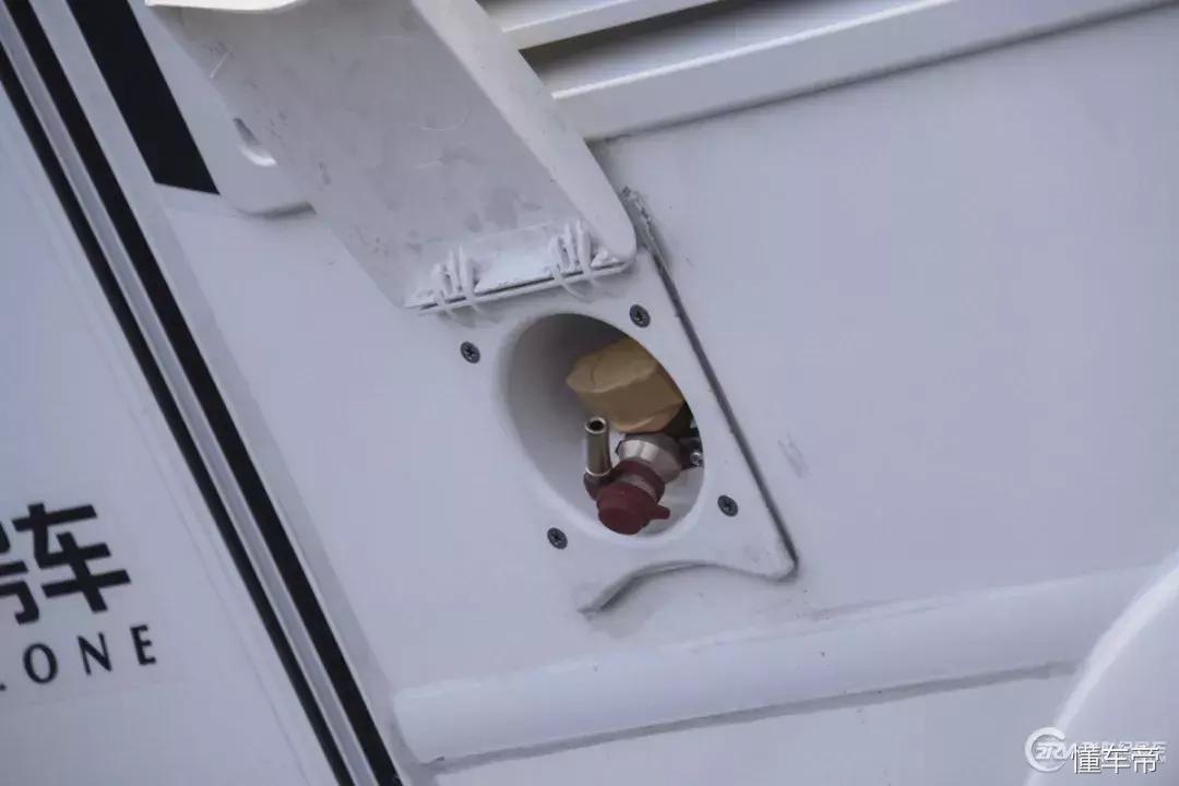 32万买房车,42万块钱买了一辆房车自驾游