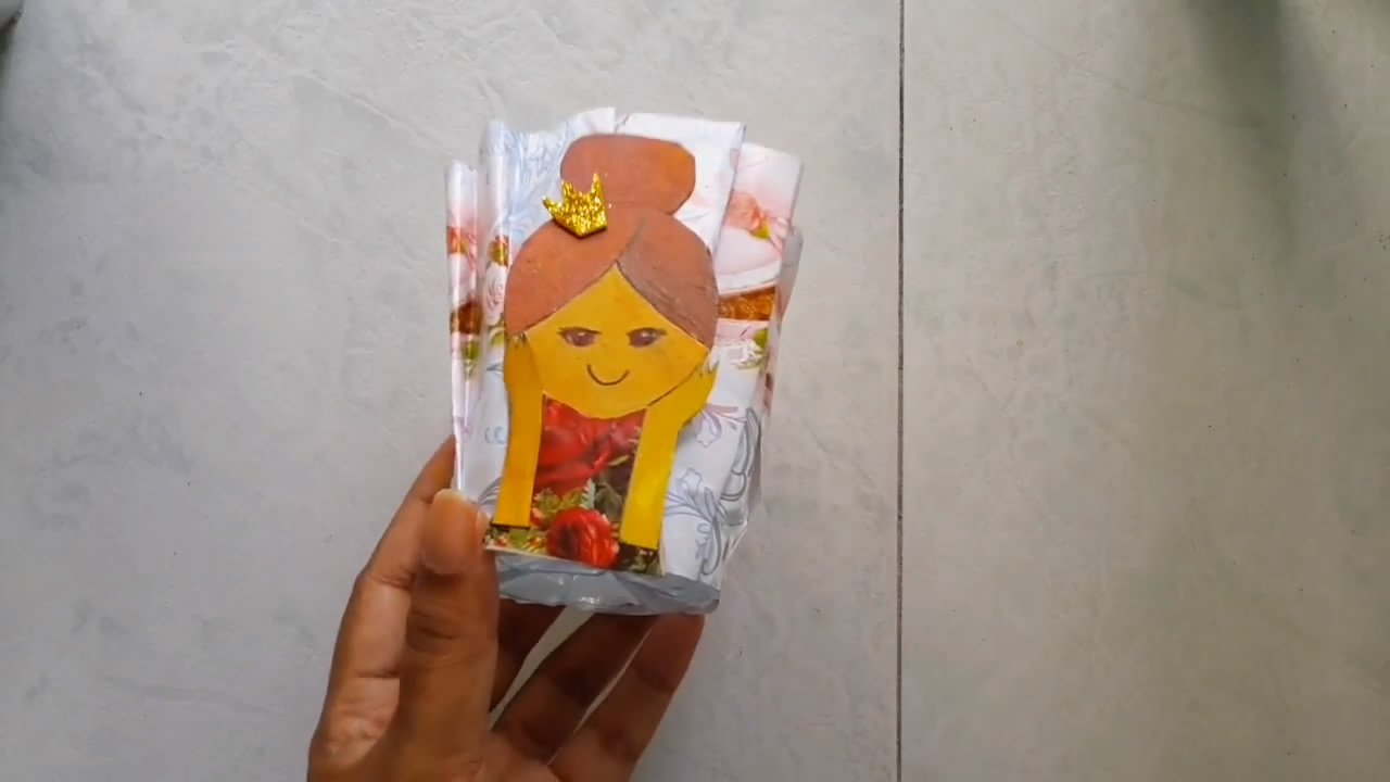 塑料瓶制作笔筒又简单又漂亮,废物利用塑料瓶自制笔筒简单好看