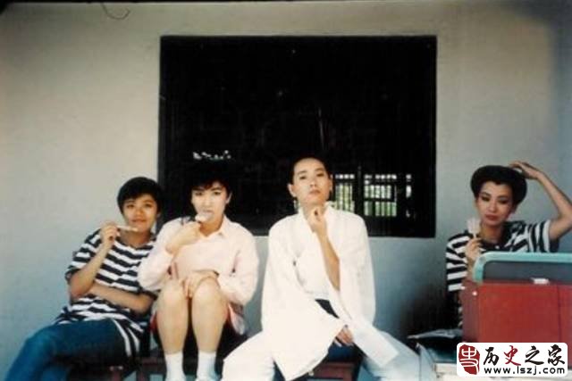 霍金本拉登高清壁纸,站着的霍金的照片