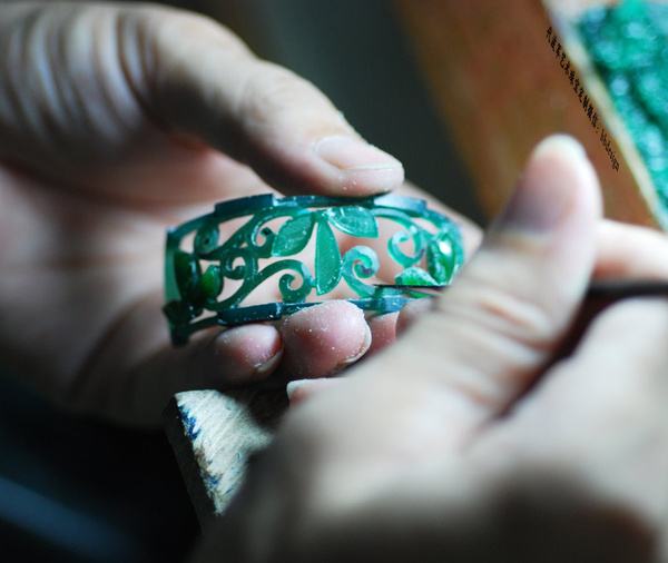各种翡翠的制作加工过程，从翡翠原石到成品