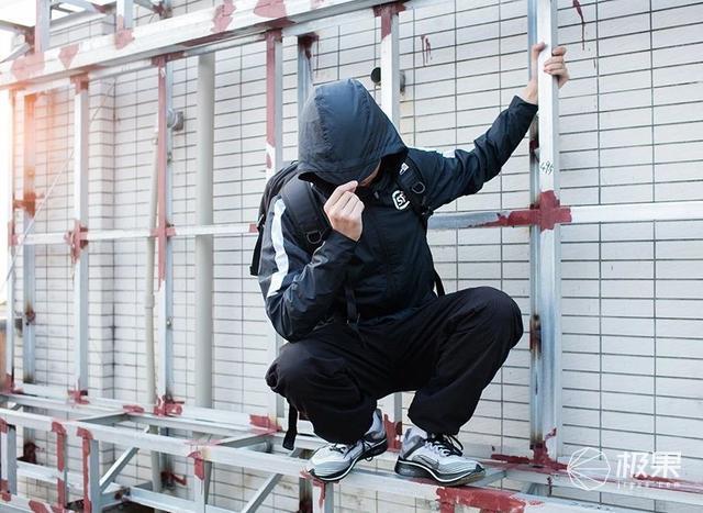 首发试穿顺丰×耐克定制快递服：能配它的只有特斯拉定制三蹦子！