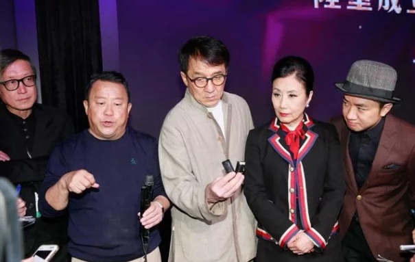 5年前范冰冰和成龙酒桌下的小动作意外曝光,再次心疼李晨三秒钟