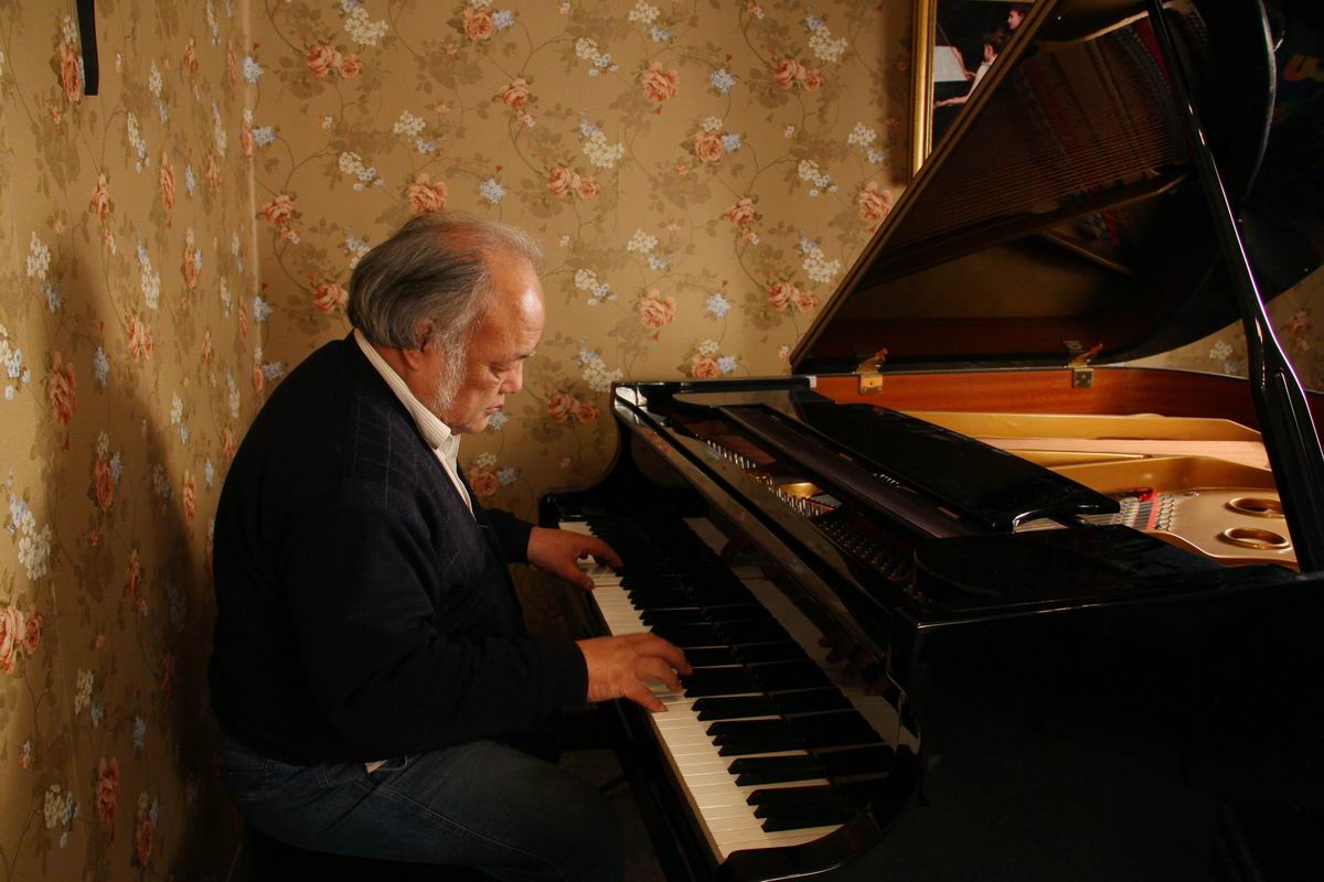 民国至今父子两代都是吉他高手,80年代一把好吉他能买间门脸房