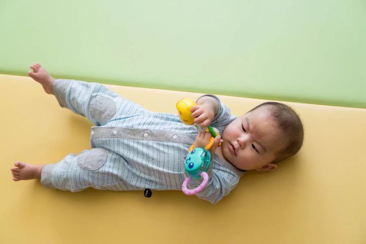 坐月子都是自己一个人带小孩,不靠父母自己带娃