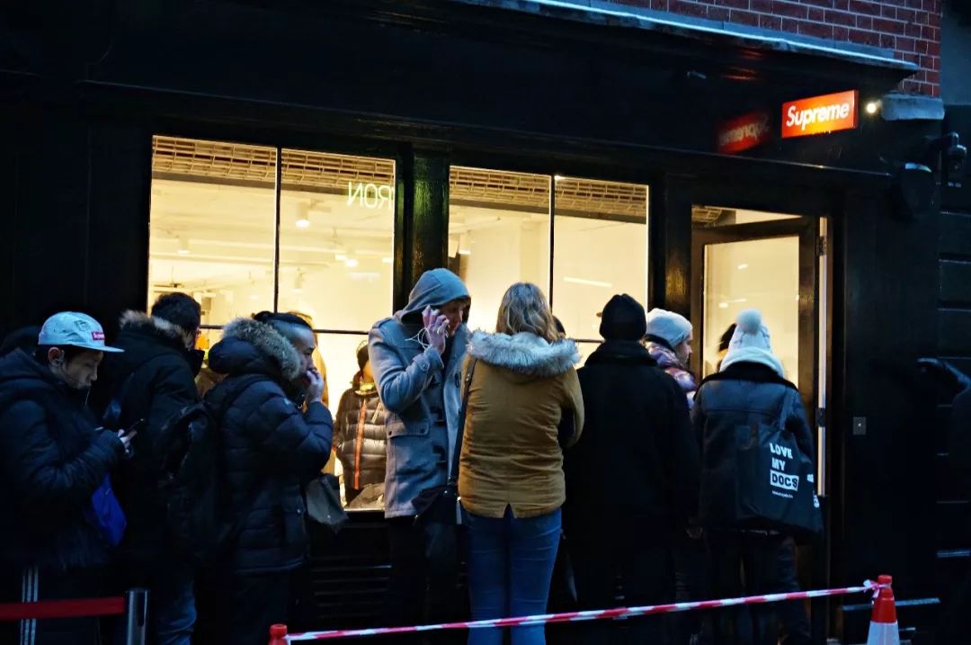 被黄牛吵上天的潮鞋，在国外真的能原价拿到么？