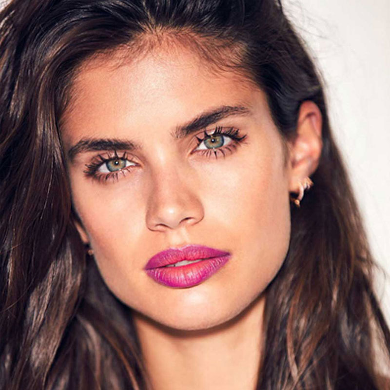 浅色唇妆妆容 (精致大红唇妆容惊艳)