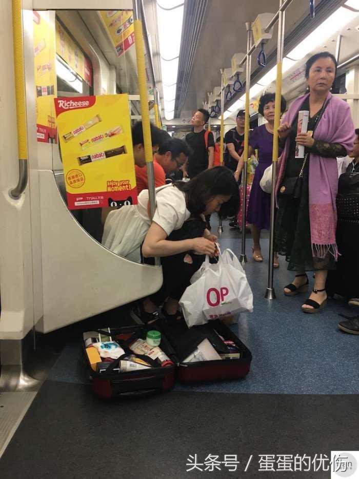 他们早出晚归来往于深圳香港,少则月入万元,多则年入百万