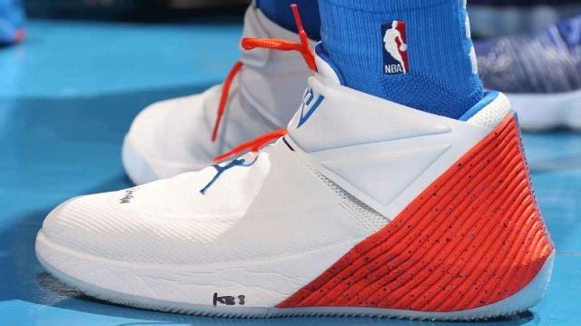 迷信超巨为球鞋开光施法：詹姆斯魔咒最复杂韦少秘密最动人