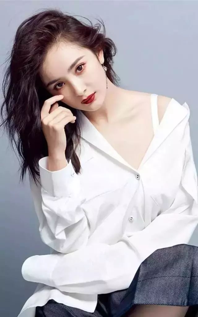 露肩衣服里面穿的什么美背,露肩露背的衣服