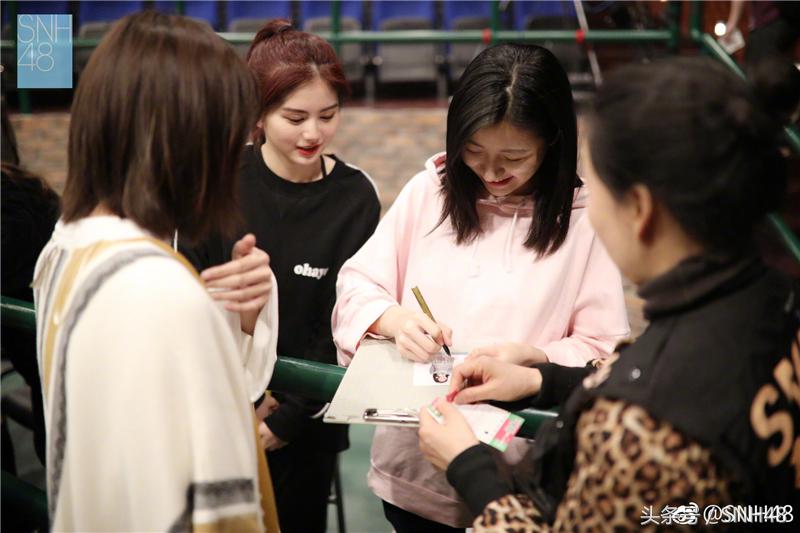 李宇琪谢妮陈琳刘佩鑫携队友现身SNH48TEAMFT出道纪念握手会