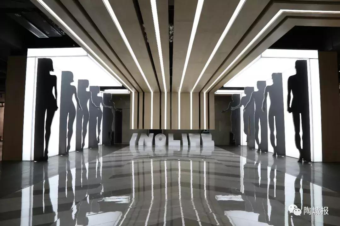 你肯定没见过这些美成仙的瓷砖展厅，估计在这里搬砖都要穿正装！