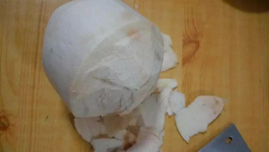 小刀开椰子最简单的方法,不用菜刀的开椰子的方法