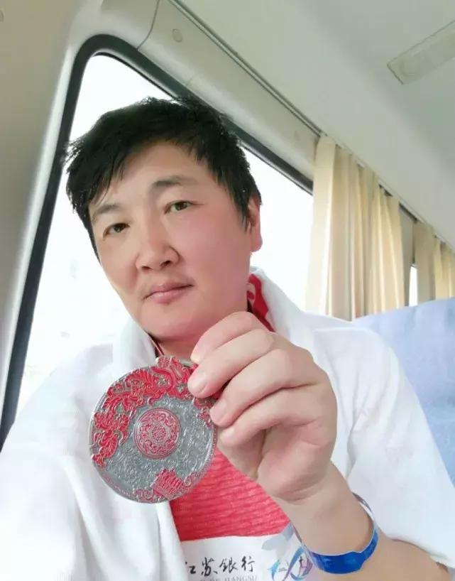 孙楠第十期被淘汰了吗,孙楠歌手节目中退赛