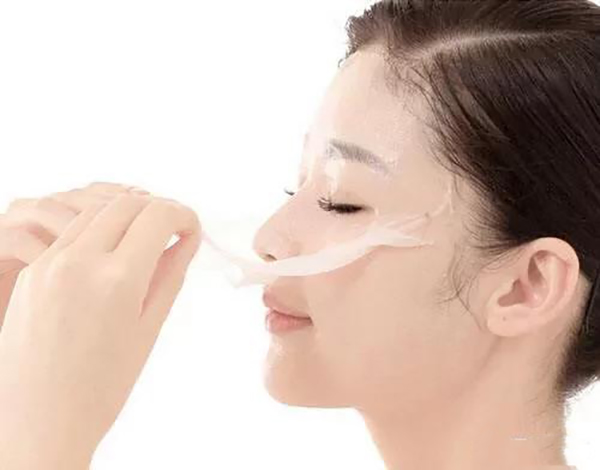 为什么晚上敷了面膜第二天脸很油,为什么晚上贴完面膜皮肤暗沉