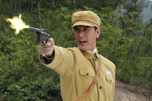 白发老妇被揭穿真面目,白发老妇为什么突然被揭穿