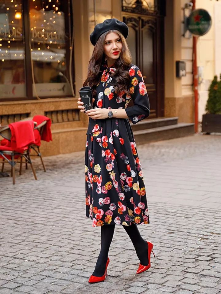 深色碎花裙拍照,碎花裙的拍照姿势在家