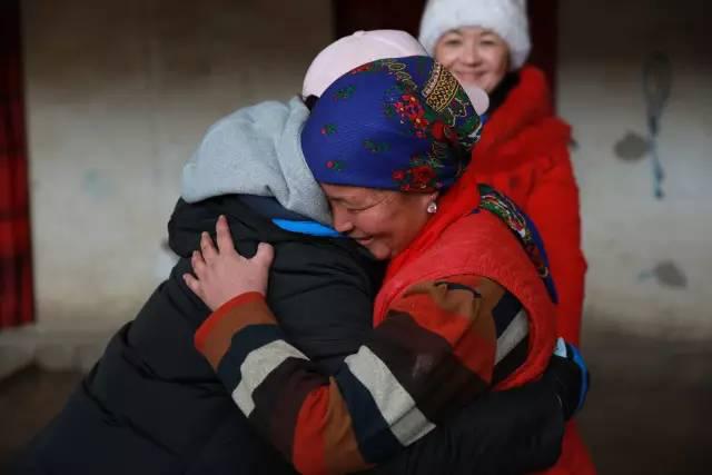 爱超越语言——北京志愿者在*疆新**的慈善活动感动人心