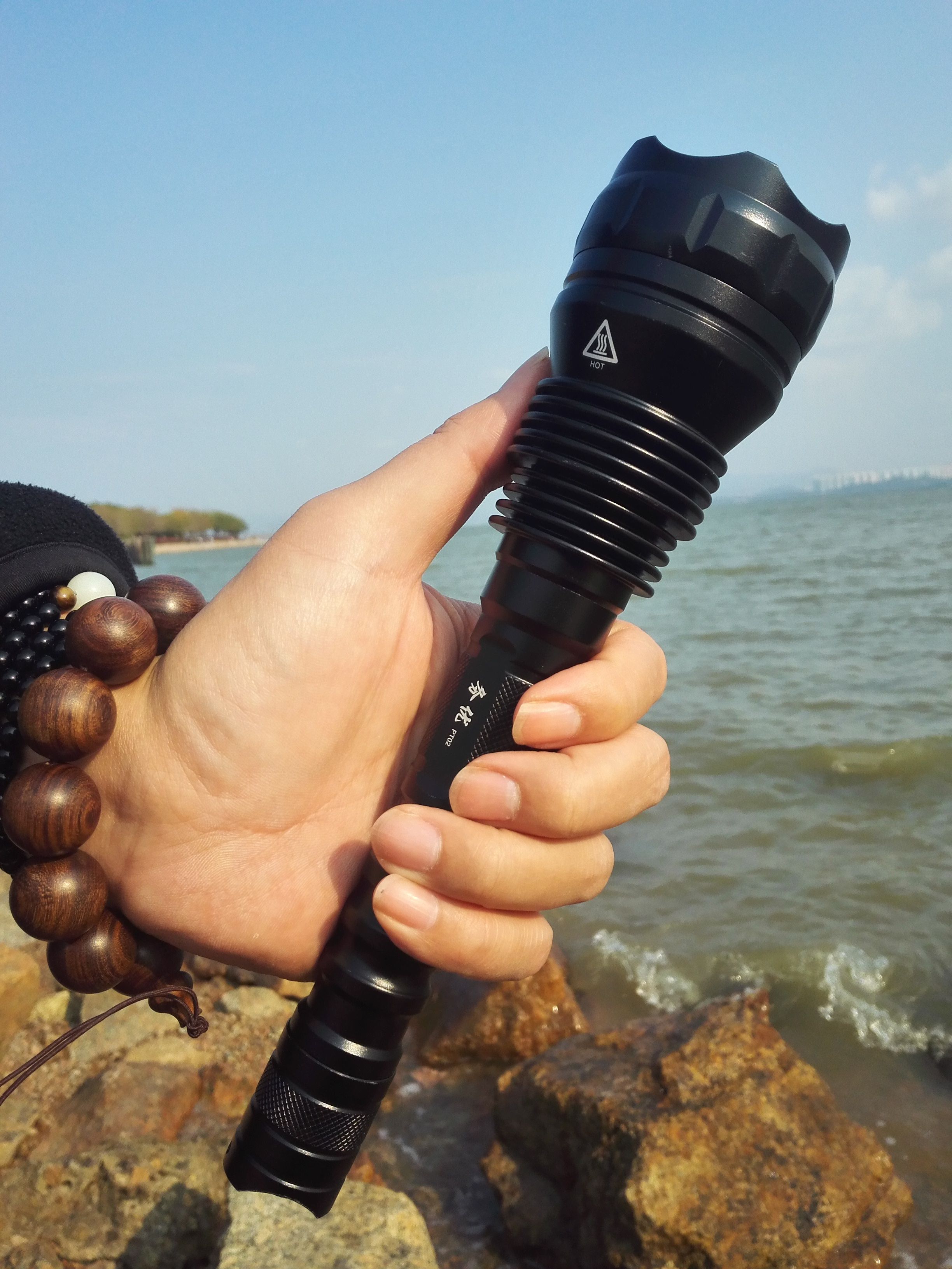 强光手电筒防身必备,防身超强强光手电筒