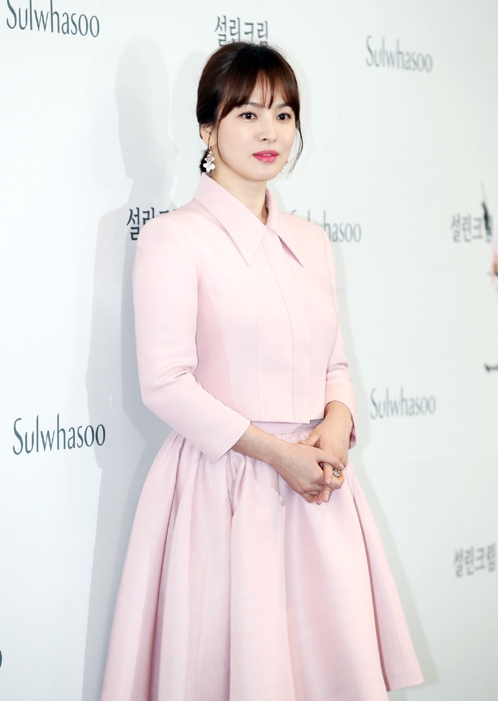 宋慧乔太阳的后裔柳时镇救姜暮烟,宋慧乔离婚后首现身一袭白裙