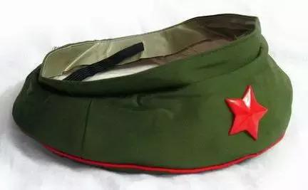 无檐军帽,无檐帽女军官