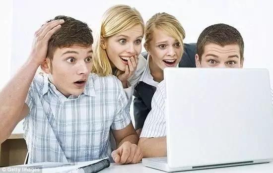 外国小哥看*片A**正爽,突然!发现男主角竟是自己数学老师!