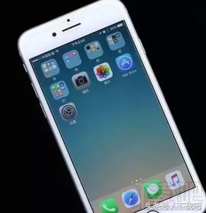 苹果iphone7掉到水里怎么办,iphone7plus进水白苹果