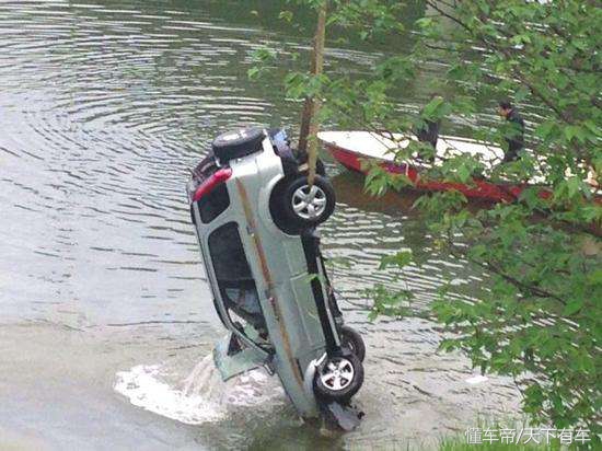 开车坠河怎么自救,如何让车意外坠河