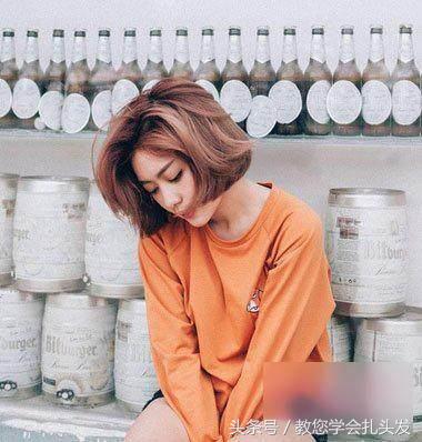 穿长牛仔裙怎么扎头发好看甜美,气质中长发发型女生怎么扎