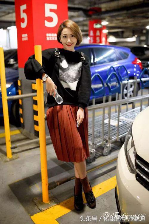 圆领卫衣长款百褶裙搭配图女款,百褶裙搭配卫衣搭配丝袜乐福鞋