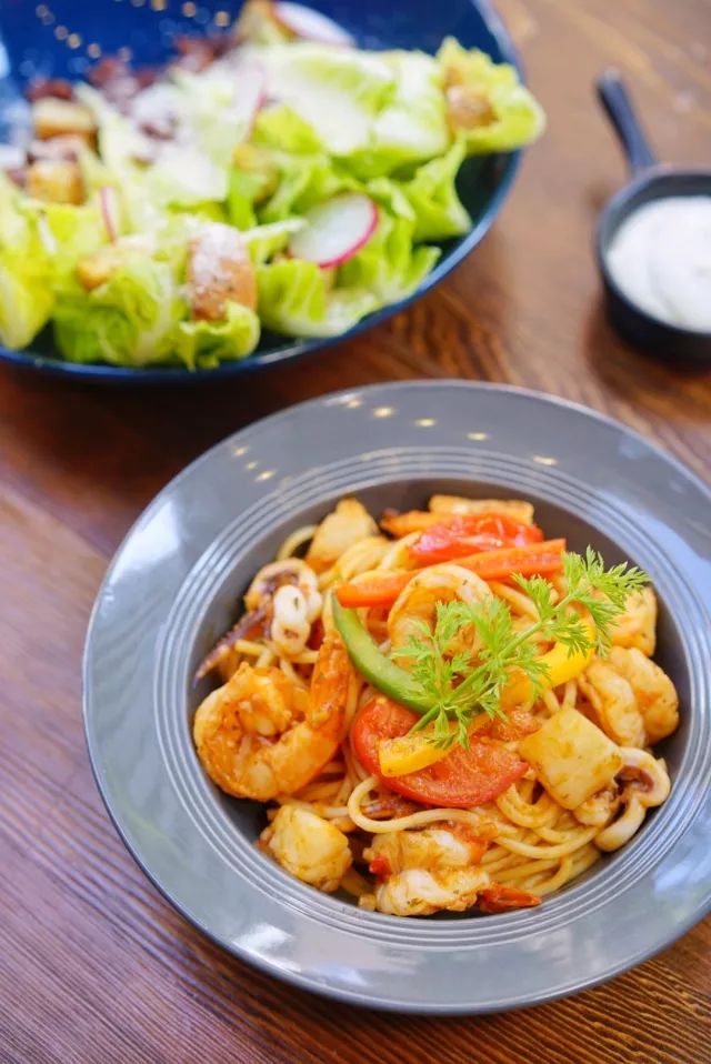 揭秘“X”餐吧，不仅美食份量MAX，鸡尾酒还花样百出！