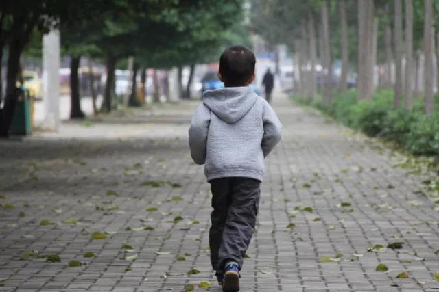 4岁小朋友说要离家出走怎么应对,成年孩子离家出走报警后怎么处理